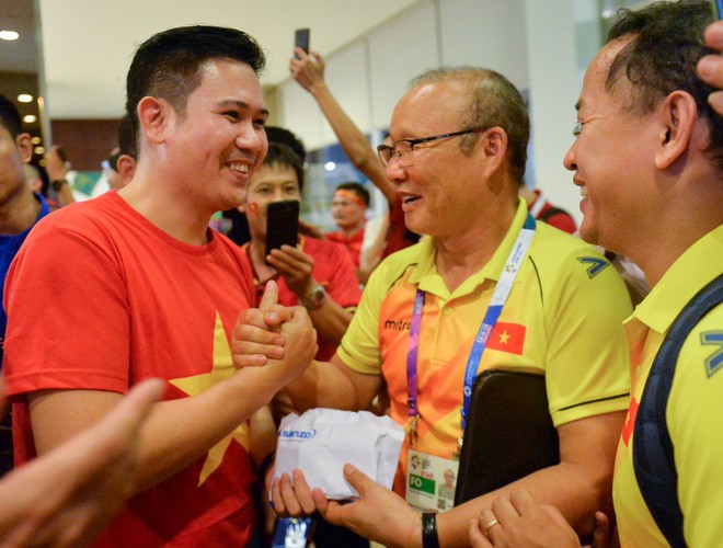 Chủ tịch Asanzo xuống sân thưởng nóng cho Olympic Việt Nam ngay sau màn thư hùng với Syria - Ảnh 5.