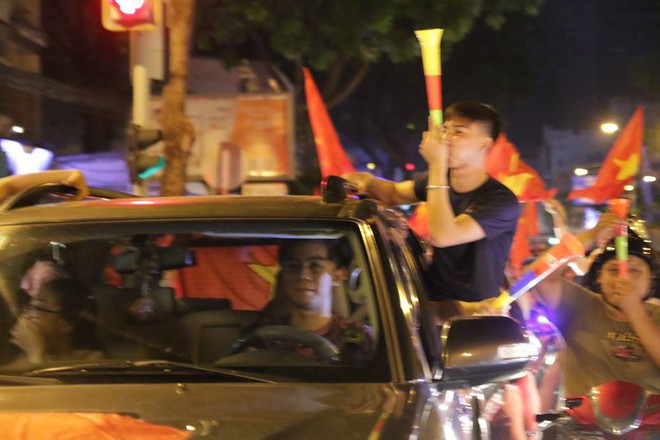 Người dân cả nước đổ ra đường ăn mừng chiến thắng quả cảm của U23 Việt Nam - Ảnh 15.