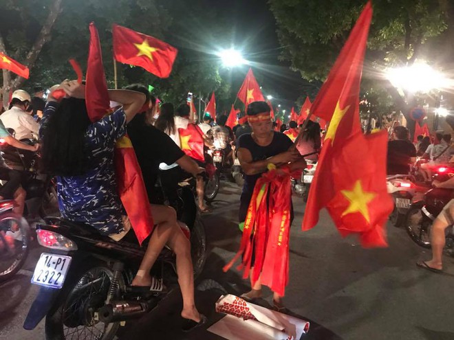 Người dân cả nước đổ ra đường ăn mừng chiến thắng quả cảm của U23 Việt Nam - Ảnh 11.