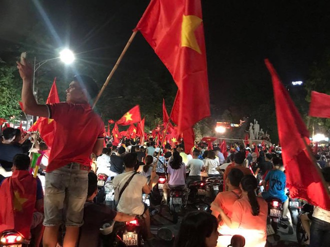 Người dân cả nước đổ ra đường ăn mừng chiến thắng quả cảm của U23 Việt Nam - Ảnh 12.