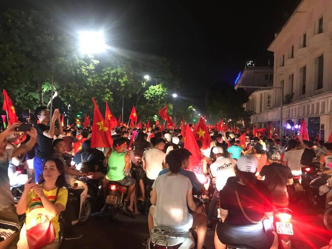 Người dân cả nước đổ ra đường ăn mừng chiến thắng quả cảm của U23 Việt Nam - Ảnh 13.