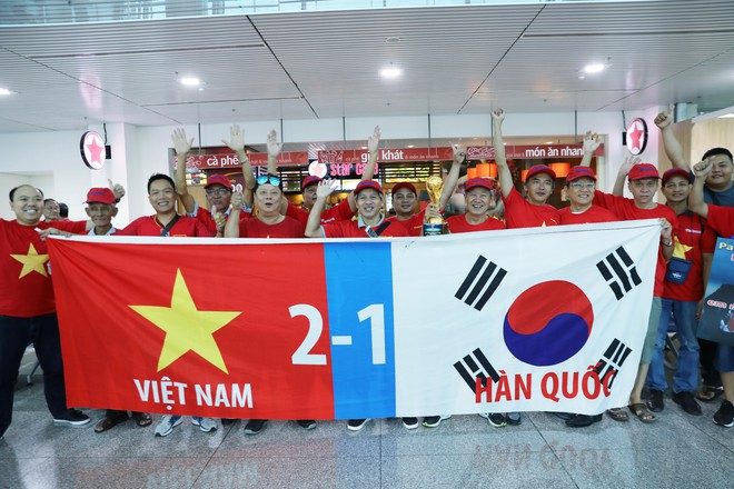 [CẬP NHẬT] Hàng nghìn CĐV đang đến sân Pakansari tiếp lửa cho U23 Việt Nam - Ảnh 6.