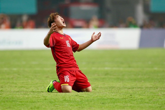 Những hình ảnh khiến CĐV Việt Nam nghẹn ngào sau thất bại trước U23 Hàn Quốc - Ảnh 2.