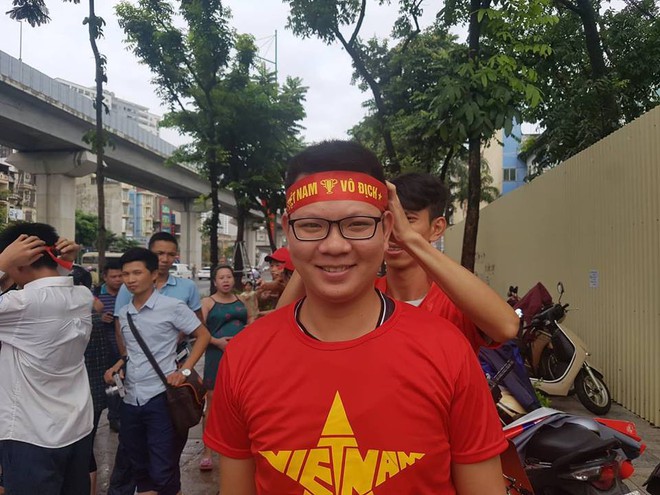Phát miễn phí 1.000 áo phông, băng rôn, cờ đỏ cho fan cổ vũ Olympic Việt Nam - Ảnh 4.
