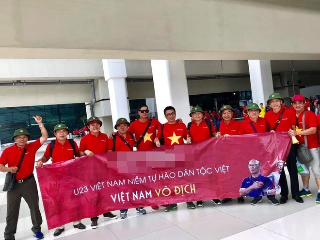 Những công ty treo đầy cờ đỏ, hành trình chuẩn bị cổ vũ cho U23 Việt Nam rộn ràng khắp cả nước - Ảnh 3.