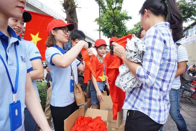 Phát miễn phí 1.000 áo phông, băng rôn, cờ đỏ cho fan cổ vũ Olympic Việt Nam - Ảnh 3.