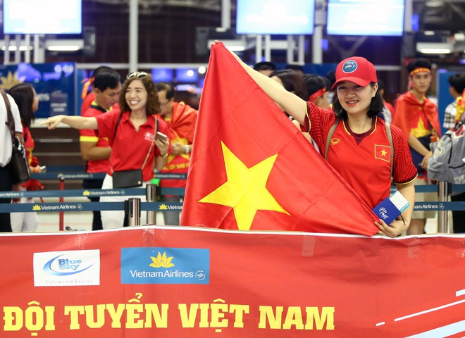 Cổ động viên nhuộm tóc giống Văn Toàn để cổ vũ U23 Việt Nam - Ảnh 1.