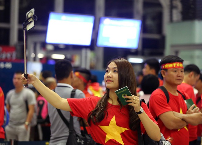 Cổ động viên nhuộm tóc giống Văn Toàn để cổ vũ U23 Việt Nam - Ảnh 2.
