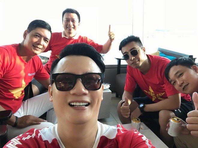 Hoàng Bách, Only C cùng nghệ sĩ Vbiz lên đường đến Indonesia tiếp lửa cho tuyển Việt Nam trong trận gặp Hàn Quốc - Ảnh 1.