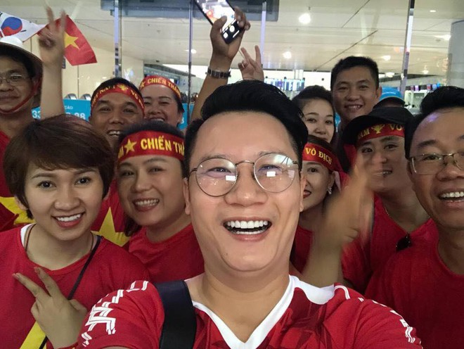 Hoàng Bách, Only C cùng nghệ sĩ Vbiz lên đường đến Indonesia tiếp lửa cho tuyển Việt Nam trong trận gặp Hàn Quốc - Ảnh 2.