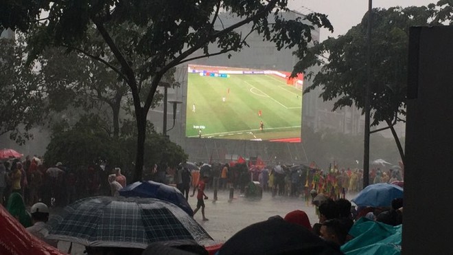 [TRỰC TIẾP] Cổ động viên Đà Nẵng chế ảnh tiền đạo Son Heung-min đi bộ đội - Ảnh 2.