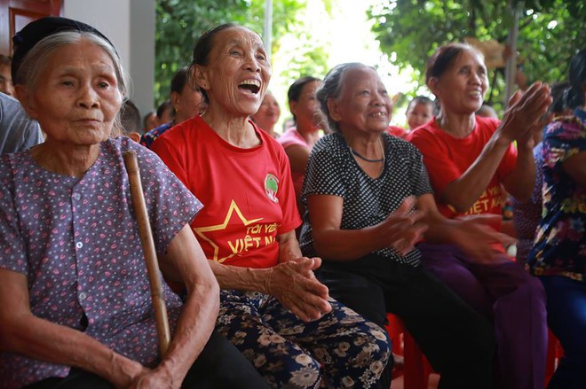 [TRỰC TIẾP] Cổ động viên lao ra trời mưa ăn mừng sau siêu phẩm sút phạt của Minh Vương - Ảnh 2.