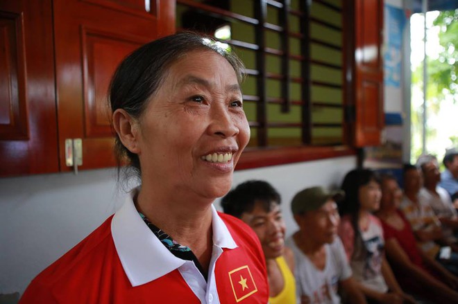 [TRỰC TIẾP] Cổ động viên lao ra trời mưa ăn mừng sau siêu phẩm sút phạt của Minh Vương - Ảnh 1.