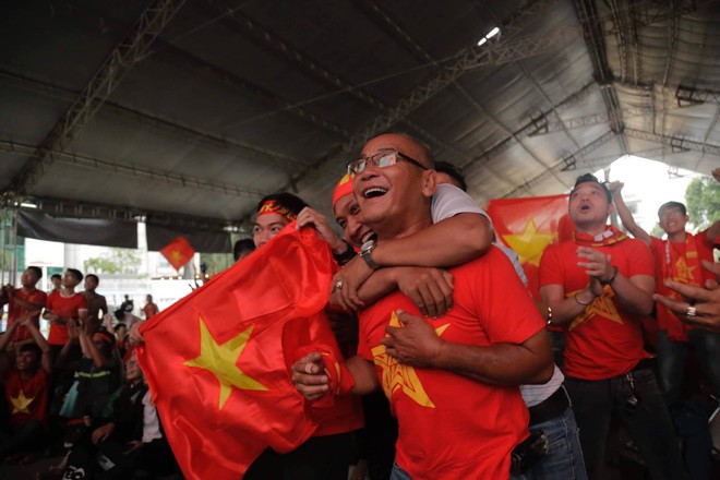 [TRỰC TIẾP] Cổ động viên lao ra trời mưa ăn mừng sau siêu phẩm sút phạt của Minh Vương - Ảnh 2.