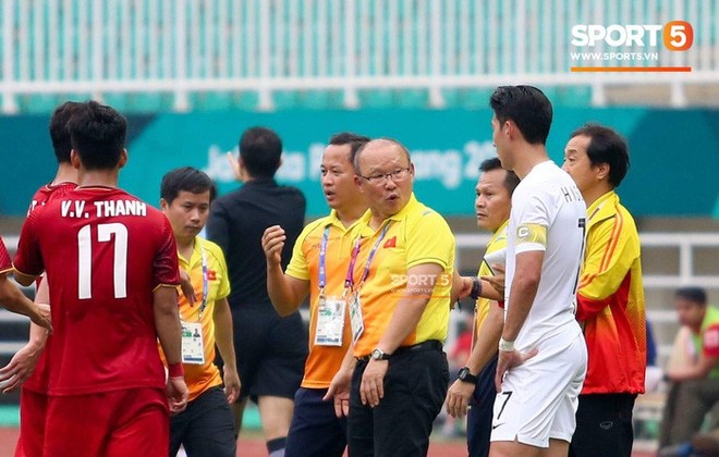 HLV Park Hang-seo phát hiện Son Heung Min rình rập nghe lén khi ông chỉ đạo Olympic Việt Nam - Ảnh 2.
