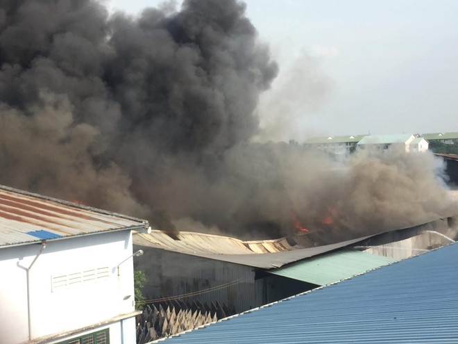Đang cháy lớn tại KCN Nhị Xuân, khói lửa bốc cao hàng chục mét - Ảnh 3.