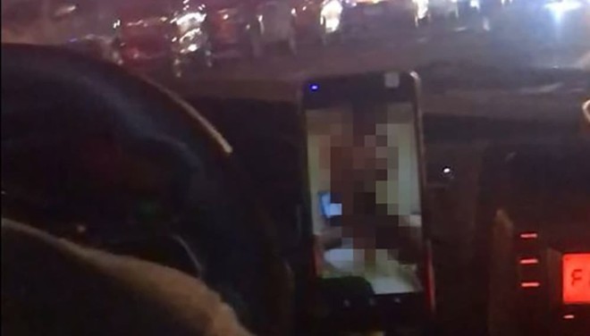 Trung Quốc: Tài xế taxi thản nhiên xem phim người lớn trước mặt hành khách trong xe - Ảnh 2.