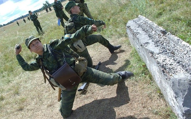 Nam-nữ quân nhân trong lực lượng đổ bộ đường không Nga so tài - Ảnh 6.