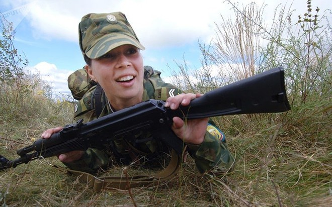 Nam-nữ quân nhân trong lực lượng đổ bộ đường không Nga so tài - Ảnh 7.