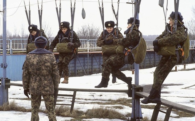Nam-nữ quân nhân trong lực lượng đổ bộ đường không Nga so tài - Ảnh 11.