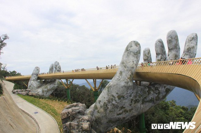 Ảnh: Chiêm ngưỡng cây cầu Vàng độc đáo nằm trên bàn tay khổng lồ ở Đà Nẵng - Ảnh 3.