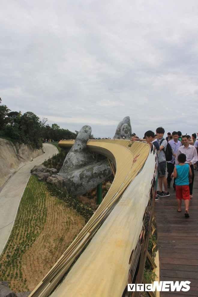 Ảnh: Chiêm ngưỡng cây cầu Vàng độc đáo nằm trên bàn tay khổng lồ ở Đà Nẵng - Ảnh 4.