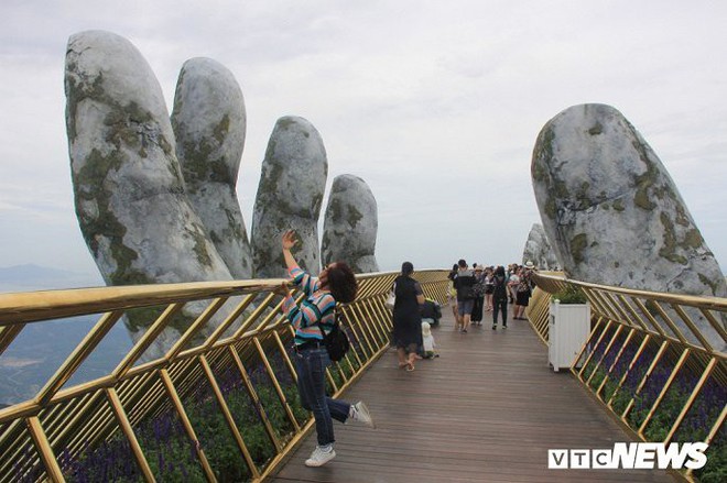 Ảnh: Chiêm ngưỡng cây cầu Vàng độc đáo nằm trên bàn tay khổng lồ ở Đà Nẵng - Ảnh 6.