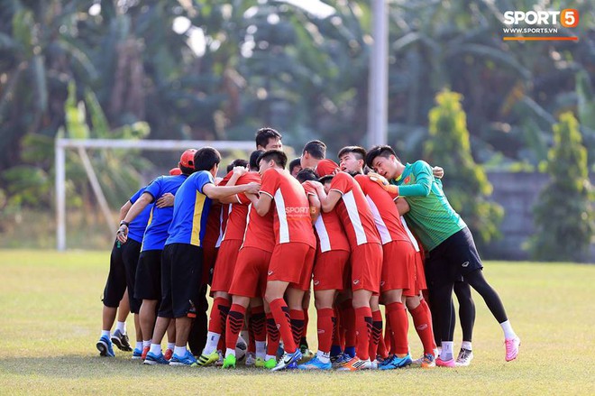 Bàn tay nắm chặt của Văn Quyết và những biểu cảm khiến CĐV nhớ mãi về U23 Việt Nam - Ảnh 10.