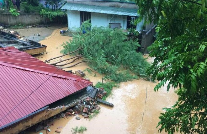 Mưa lớn vùi lấp nhiều phòng học tại huyện vùng cao Thanh Hoá - Ảnh 1.