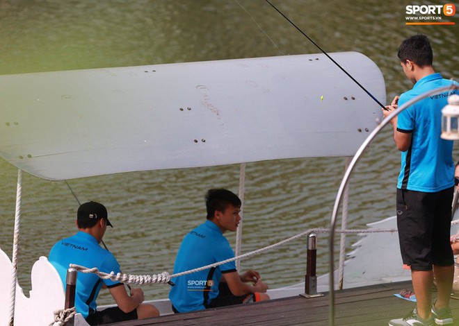 Olympic Việt Nam câu cá thư giãn hướng tới trận gặp UAE tranh Huy chương đồng ASIAD 18 - Ảnh 1.