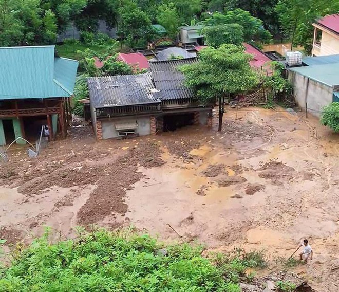 Mưa lớn vùi lấp nhiều phòng học tại huyện vùng cao Thanh Hoá - Ảnh 4.