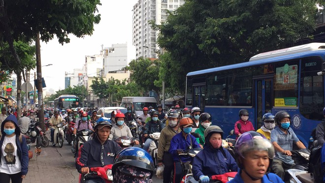 Người dân Sài Gòn ùn ùn đi nghỉ lễ, các con đường đến bến xe Miền Đông kẹt cứng - Ảnh 3.