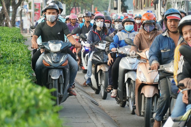 Người Sài Gòn về quê nghỉ lễ, cửa ngõ miền Tây ùn ứ kéo dài - Ảnh 4.