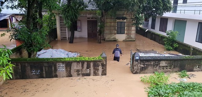 Kho hàng siêu thị ở Sơn La bị lũ cuốn, người dân bất chấp nước chảy siết lao ra vớt - Ảnh 1.