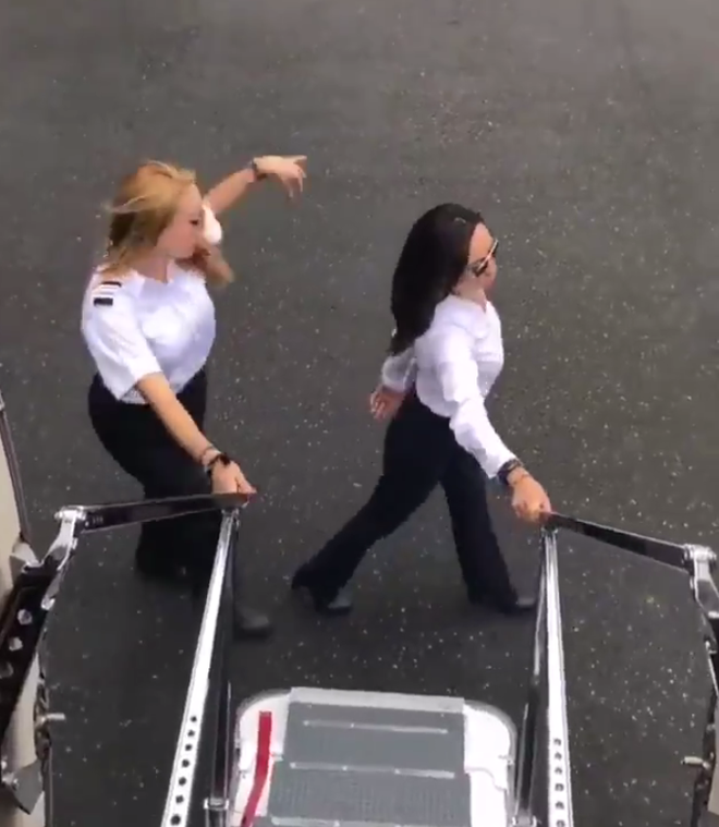 Cư dân mạng bấn loạn vì cặp nữ phi công xinh đẹp nhảy ngẫu hứng trên đường băng - Ảnh 2.