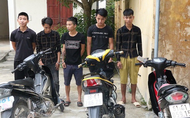 Bắt nhóm thanh niên mang dao, kiếm chuyên cướp người đi đường trong đêm Bắt nhóm thanh niên mang dao, kiếm chuyên cướp người đi đường trong đêm