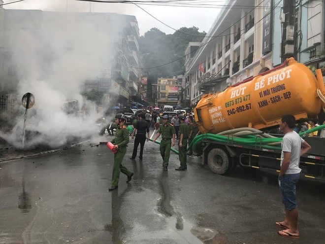 Cảnh sát ở Sapa trưng dụng xe hút bể phốt chữa cháy ô tô khách - Ảnh 4.