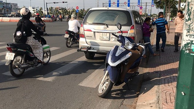 Bỏ chạy khi tông 3 xe máy, ô tô tiếp tục tông người truy đuổi - Ảnh 1.