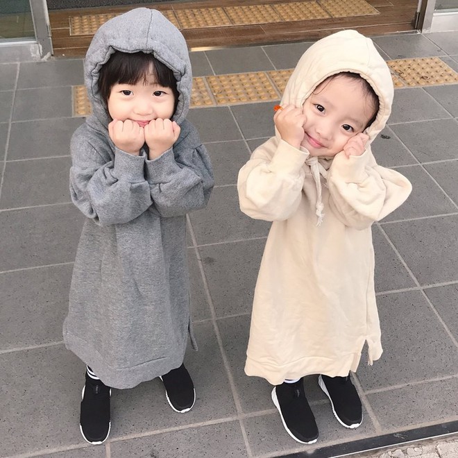 2 nhóc tỳ sinh đôi mới nổi đã xâm chiếm MXH Hàn Quốc vì dễ thương và sở hữu gu ăn mặc siêu chất - Ảnh 16.