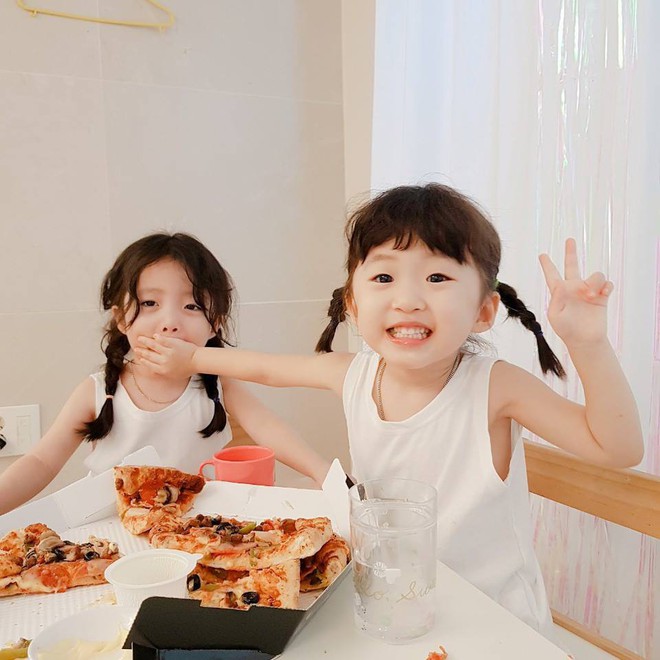 2 nhóc tỳ sinh đôi mới nổi đã xâm chiếm MXH Hàn Quốc vì dễ thương và sở hữu gu ăn mặc siêu chất - Ảnh 7.