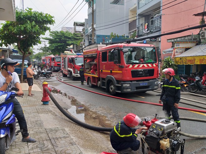 Kho sản xuất bao bì ở Sài Gòn bốc cháy dữ dội trong mưa lớn, thiêu rụi hoàn toàn khu xưởng - Ảnh 1.