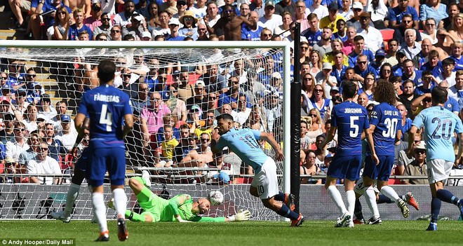 Một mình cân cả Chelsea, Aguero mang Siêu cúp Anh về cho Man City - Ảnh 4.