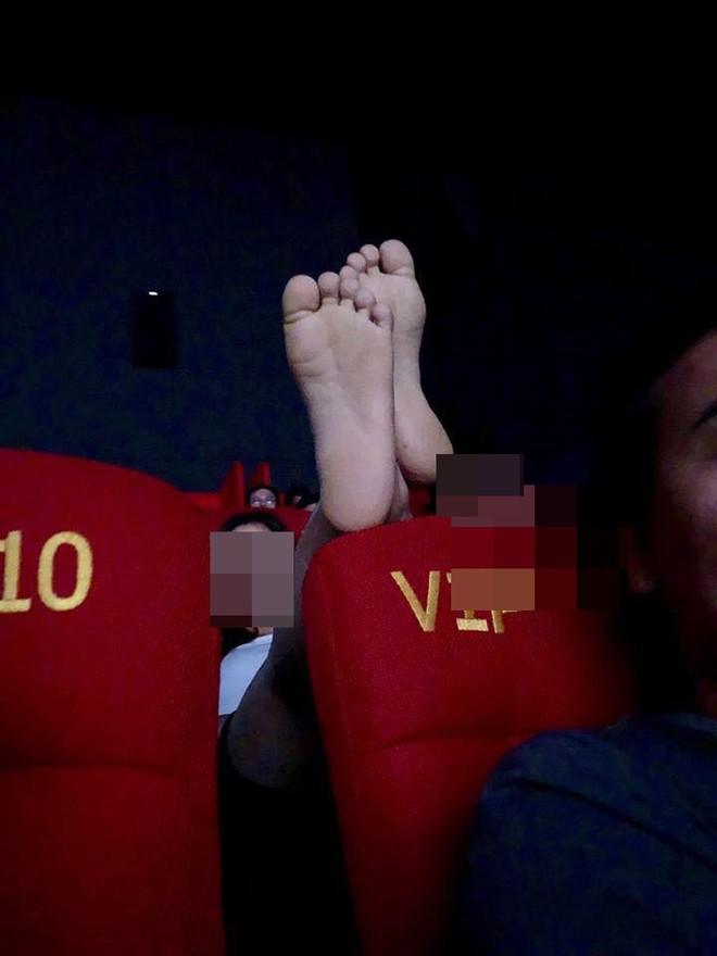 Sau một giờ, bức ảnh hút 10 nghìn like: Đôi chân hư trên chiếc ghế VIP ở rạp chiếu phim  - Ảnh 1.