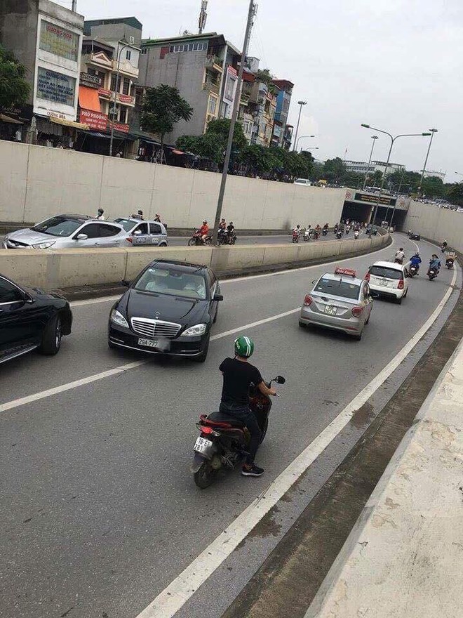 Trong hầm chui, hành động của chủ xe hơi siêu sang, biển khủng khiến dân mạng bức xúc - Ảnh 1.