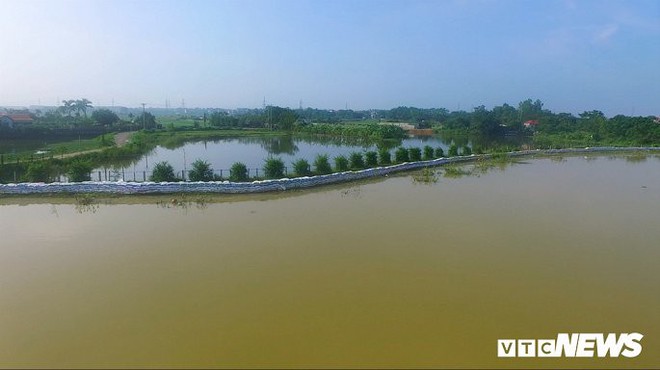 Video Flycam: Nước ngập đầu người, dân Thủ đô đi lại trên mái nhà lấy đồ cứu trợ - Ảnh 3.