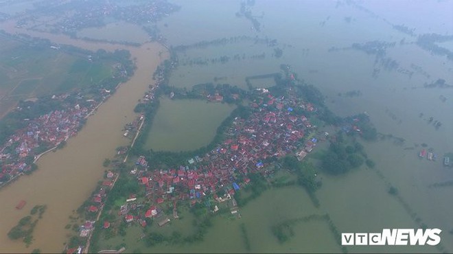 Video Flycam: Nước ngập đầu người, dân Thủ đô đi lại trên mái nhà lấy đồ cứu trợ - Ảnh 4.