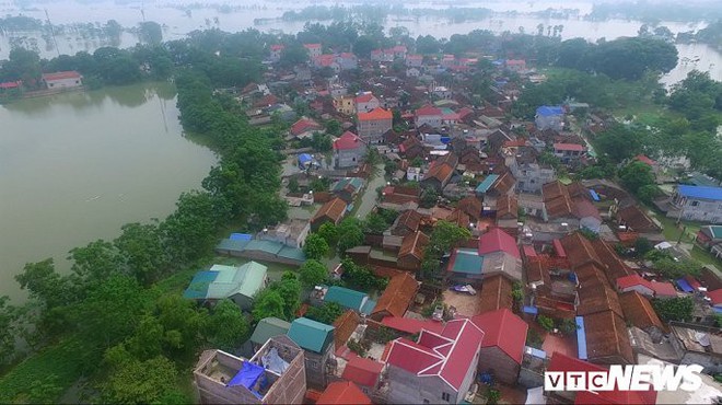 Video Flycam: Nước ngập đầu người, dân Thủ đô đi lại trên mái nhà lấy đồ cứu trợ - Ảnh 5.