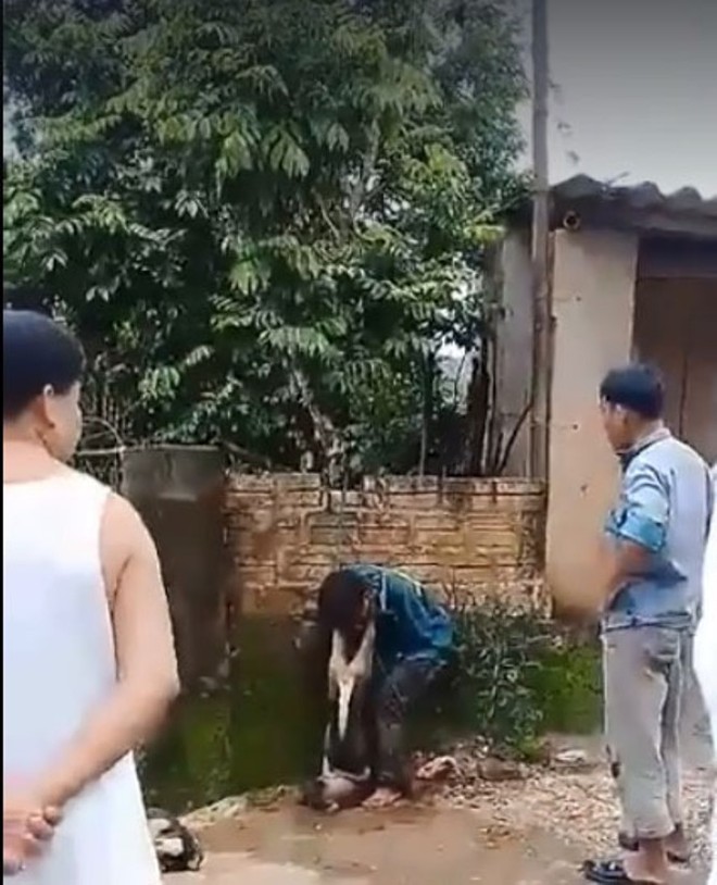 Nam thanh niên trộm chó ở Thanh Hóa bị người dân bắt trói, treo xác chó lên cổ - Ảnh 1.