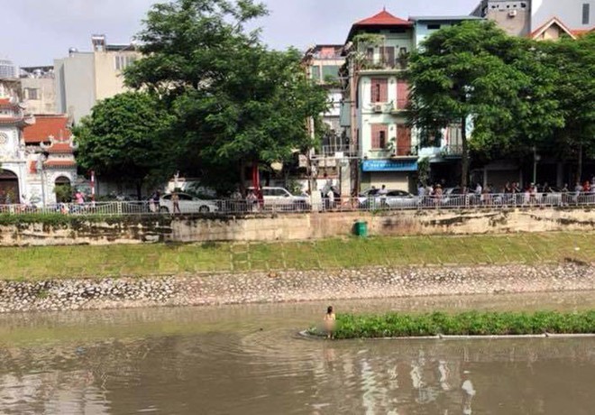 Cô gái cởi đồ bơi ra sông Tô Lịch nhảy nhót có dấu hiệu tâm lý không ổn định - Ảnh 1.