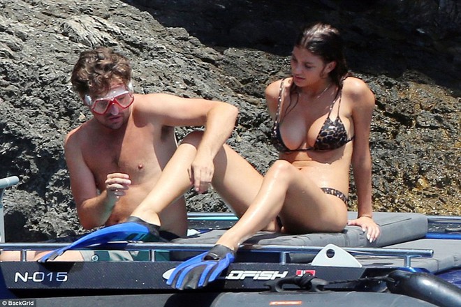 Leonardo DiCaprio lộ bụng phệ khi đi lặn biển với bạn gái bốc lửa nhỏ hơn 20 tuổi - Ảnh 1.